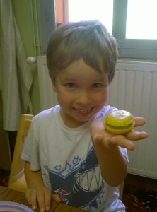 Un enfant ravi qui a eu l'impression de cuisiner un macaron, magie du trompe-l'oeil !